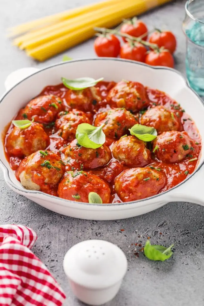 Homemade Chicken Meatballs yn tomaat saus