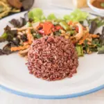 El arroz rojo, un viaje colorido y culinario a través de las tradiciones