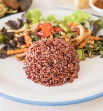 El arroz rojo, un viaje colorido y culinario a través de las tradiciones